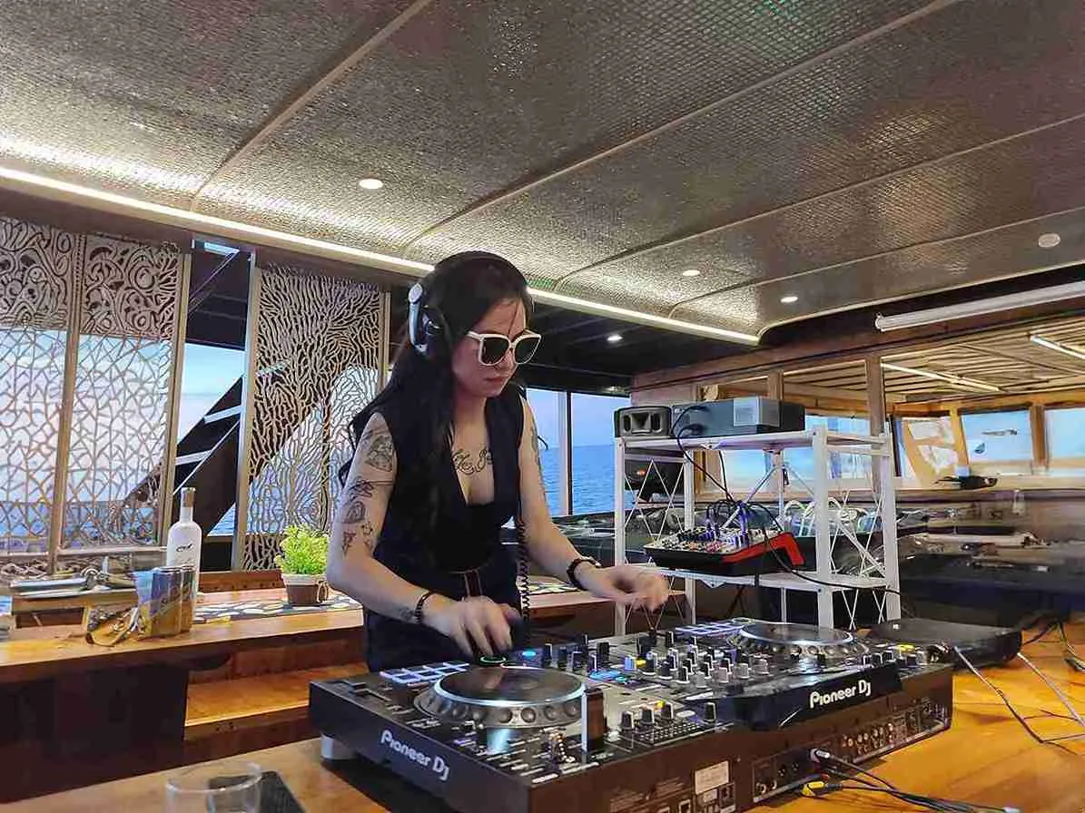Komodo Boat Party